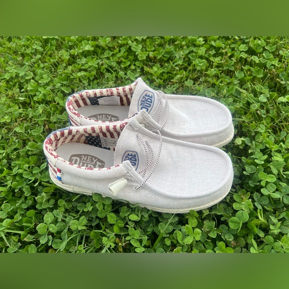Hey Dude Men’s Off White Wally Patriotic Size 10 Slip On Shoes - Picture 1 of 8